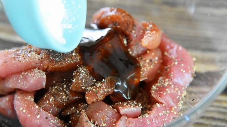 家常黑胡椒猪柳的做法，试过一次就能让你爱上它,猪里脊肉切条，加入料酒、生抽、老抽、黑胡椒粉、蚝油、淀粉，抓匀，腌制10分钟。