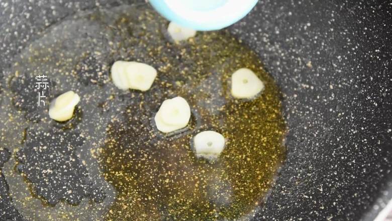 家常黑胡椒猪柳的做法，试过一次就能让你爱上它,蒜片爆香。