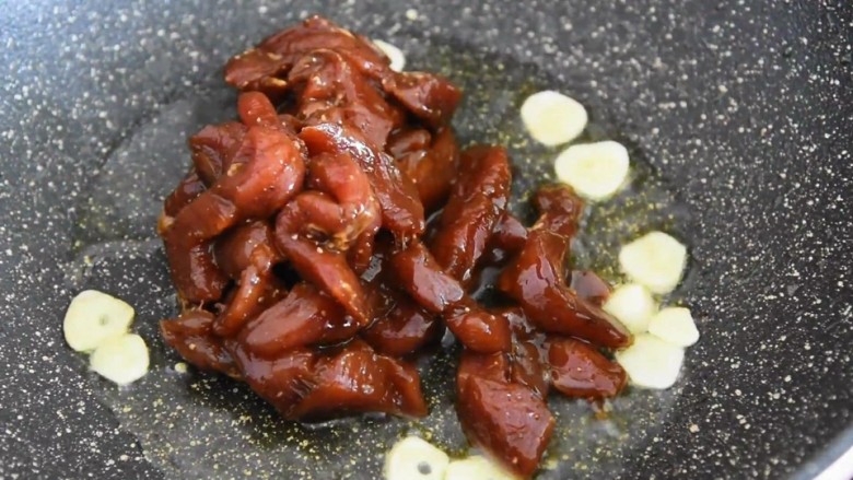 家常黑胡椒猪柳的做法，试过一次就能让你爱上它,倒入腌制好的猪里脊肉，大火滑炒至变色。