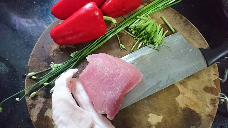 红椒肉丝韭菜花,猪肉,蔬菜都洗净