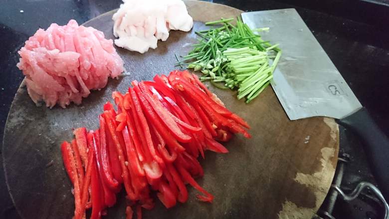 红椒肉丝韭菜花,廋肉部分切丝,肥肉部分切片
<a style='color:red;display:inline-block;' href='/shicai/ 4881'>韭菜花</a>切段,红椒切细长条
