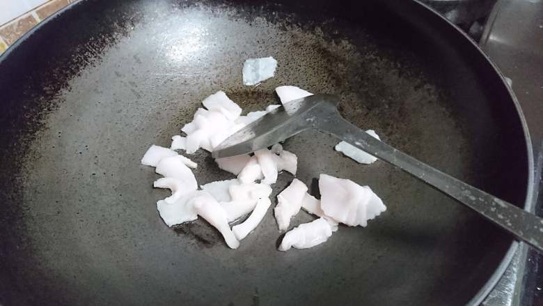 红椒肉丝韭菜花,起锅,肥肉片先入锅