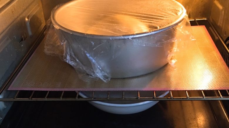蔓越梅吐司面包,烤箱发酵档,模具送入烤箱,底部放热水。发酵时间60分钟。