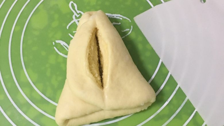 椰蓉叶子面包,用刮刀切开,两头不能切段。