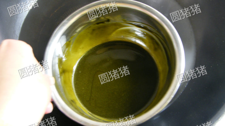 抹茶蜜红豆蛋糕,<a style='color:red;display:inline-block;' href='/shicai/ 887'>黄油</a>加抹茶粉,鲜奶隔水溶化成酱状,并保温在25度左右。