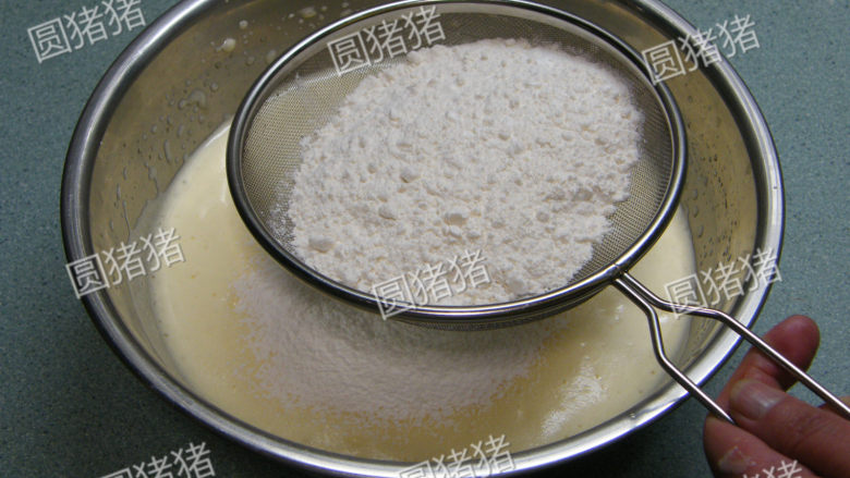 抹茶蜜红豆蛋糕,分两次筛入<a style='color:red;display:inline-block;' href='/shicai/ 548'>低筋面粉</a>,每次用橡皮刀从底部向上拌匀。