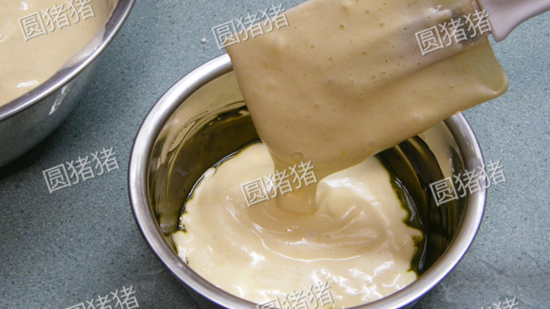抹茶蜜红豆蛋糕,取1/5部分面粉糊放入黄油抹茶糊内,翻拌均匀。