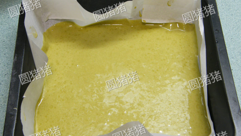 抹茶蜜红豆蛋糕,将1/2面糊倒入模具内,放入210度预热好的烤箱,中层烤10分钟。立即取出,再倒入另1/2面糊,再烤10分钟。