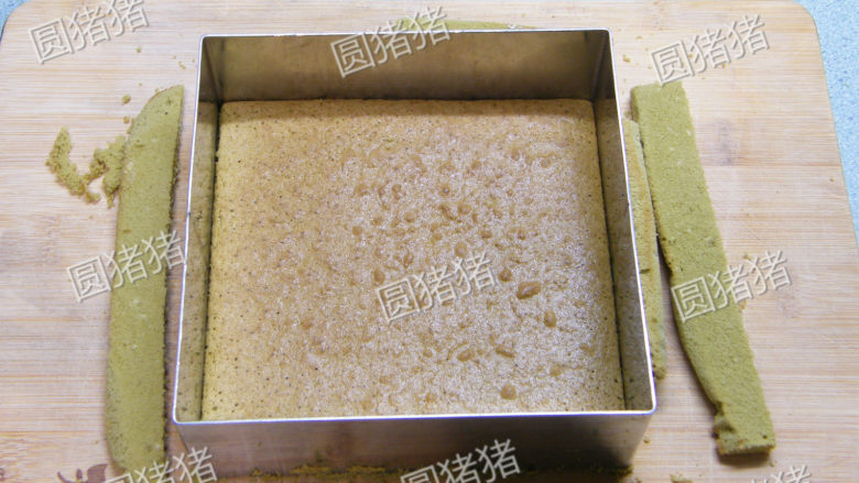 抹茶蜜红豆蛋糕,完成后用幕斯框套住,用框按压出蛋糕片,除去边脚。