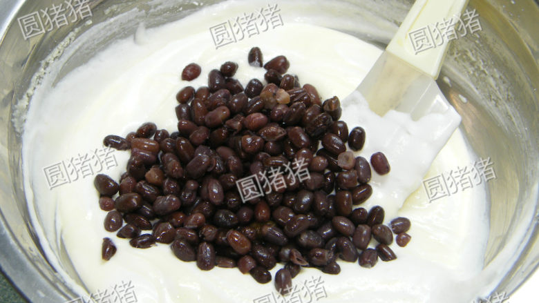 抹茶蜜红豆蛋糕,加入<a style='color:red;display:inline-block;' href='/shicai/ 8019'>蜜红豆</a>拌匀。