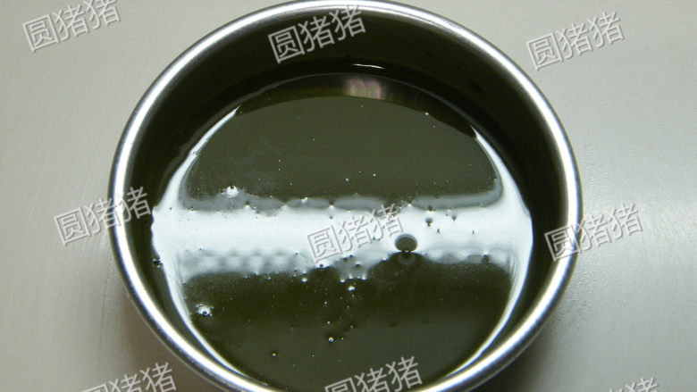 抹茶蜜红豆蛋糕,抹茶幕斯馅做法：

抹茶粉加热开水20克调至完全溶化,放凉至25度。