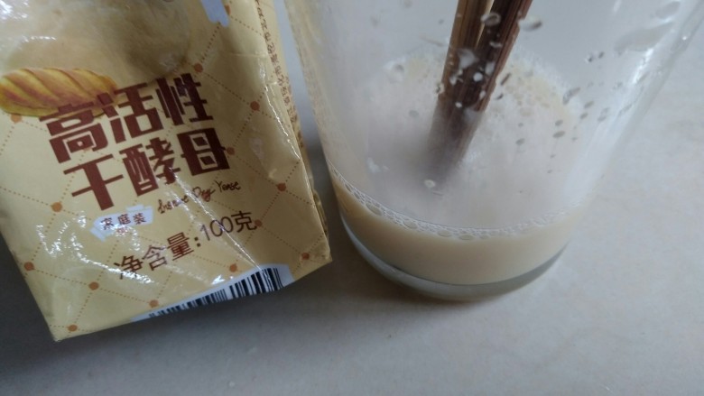 红糖红枣发糕,酵母和三克细砂糖用30克温水拌匀溶解,放置五分钟。