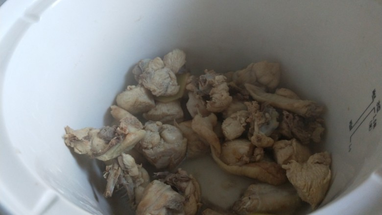 新文美食 清爽土豆粉,把鸡块捞出来放入砂锅,在把锅中汤倒入锅中。