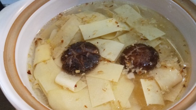 新文美食 清爽土豆粉,香菇用刀在面上划几刀。