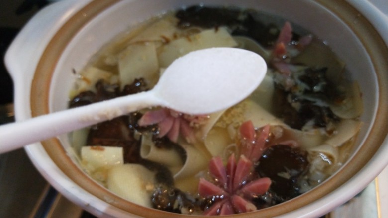 新文美食 清爽土豆粉,加入适量盐。