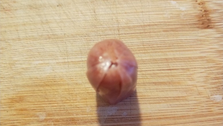 新文美食 清爽土豆粉,香肠切成两段,在立起来切成米字。