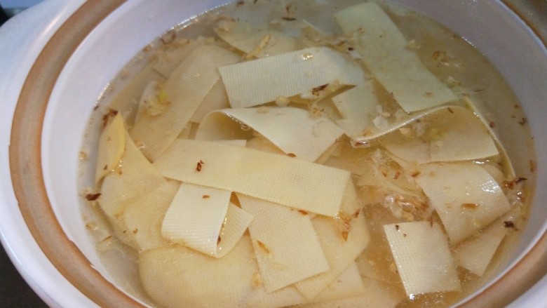 新文美食 清爽土豆粉,豆皮放入锅中加入<a style='color:red;display:inline-block;' href='/shicai/ 93'>鸡汤</a>,在加入。葱姜蒜末
