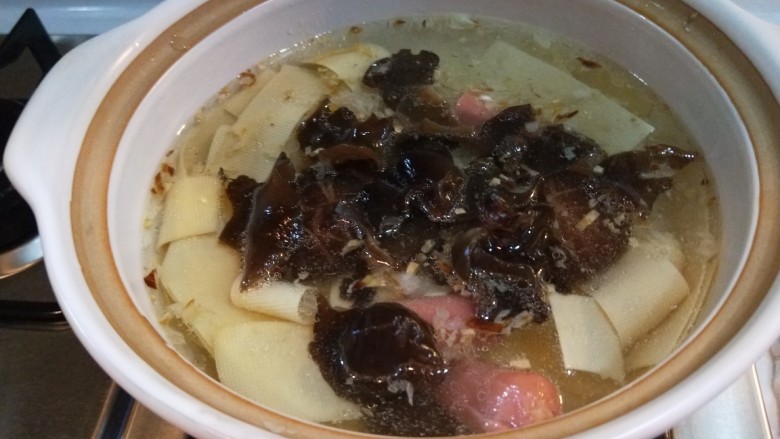 新文美食 清爽土豆粉,加入香肠,加入黑木耳。