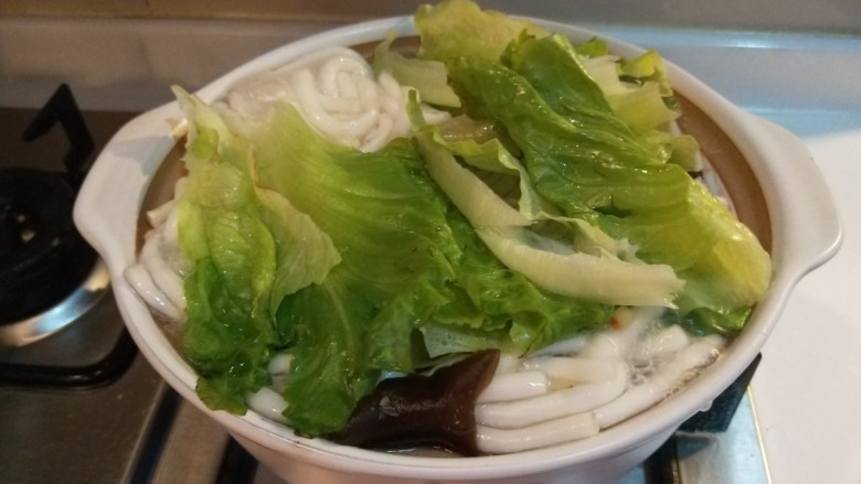 新文美食 清爽土豆粉,在加入生菜。<a style='color:red;display:inline-block;' href='/shicai/ 756'>鸡精</a>搅拌均匀即可。