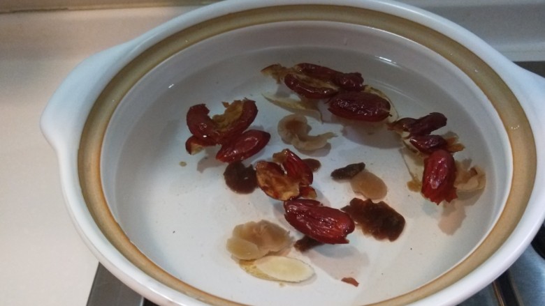 新文美食 食补气血早餐,加入适量水烧开。