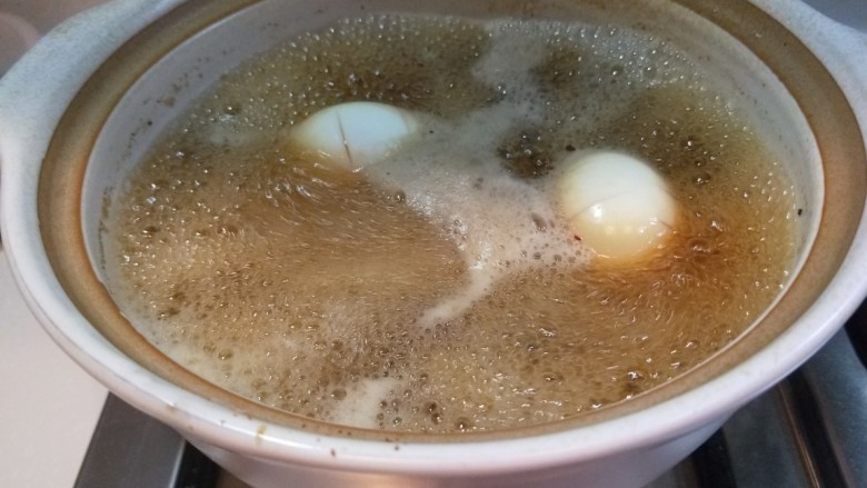 新文美食 食补气血早餐,鸡蛋白用刀划几刀。加入两枚鸡蛋熬半小时关火。