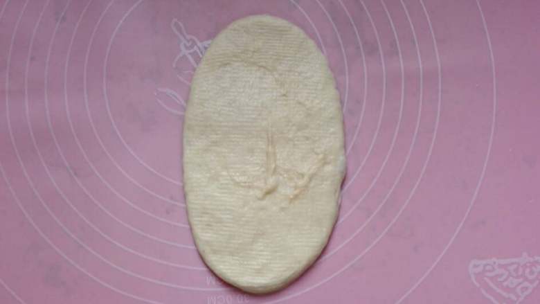 美味热狗餐包,取其中一个面团擀长