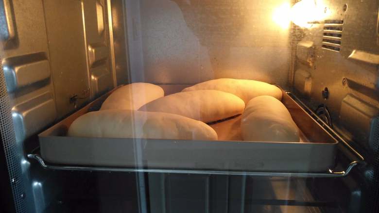 美味热狗餐包,7.烤箱预热上管165度,下管160度,烘烤25分钟。