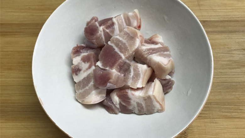 栗子烧肉,<a style='color:red;display:inline-block;' href='/shicai/ 428'>五花肉</a>清洗干净,处理好肉皮,切成大小差不多的块。