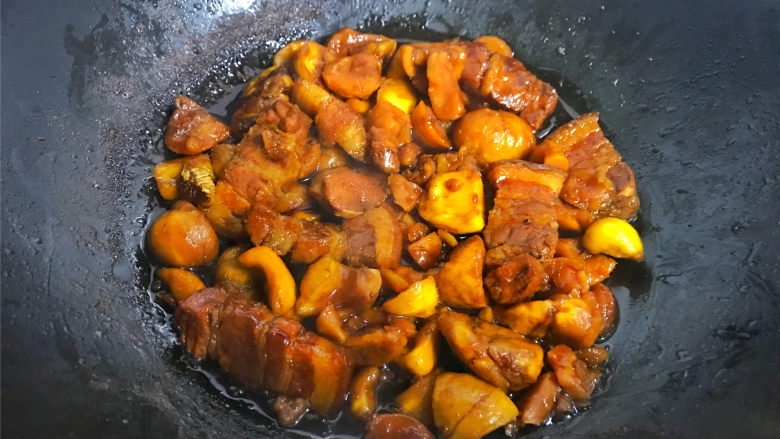 栗子烧肉,然后转大火收汁后即可熄火。