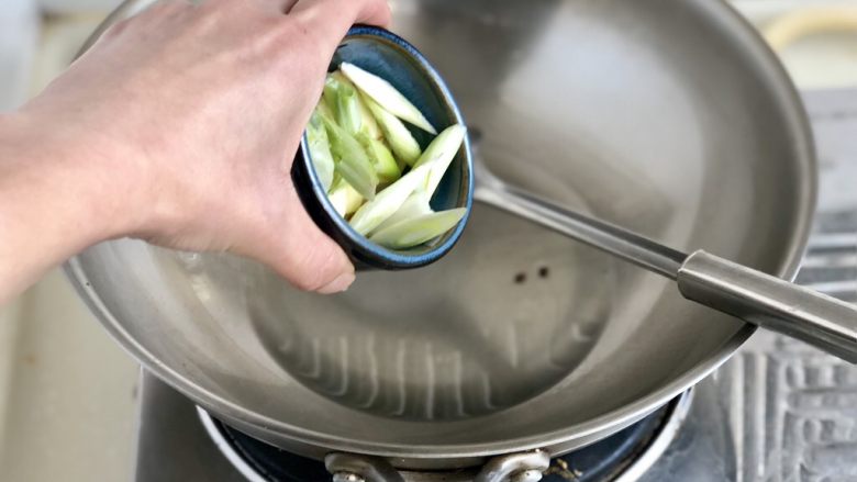 土豆的101种吃法➕家常土豆烧鸡腿,捞出花椒,留底油,小火加入葱段姜片蒜片煸香