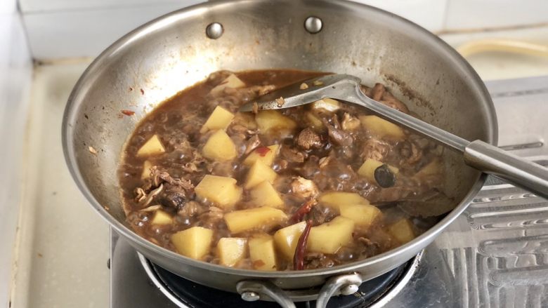 土豆的101种吃法➕家常土豆烧鸡腿,今天阿晨的鸡块基本去骨,土豆块也切的比较小,17分钟时我尝了一下,鸡肉熟透,土豆也已经可以用筷子戳透。