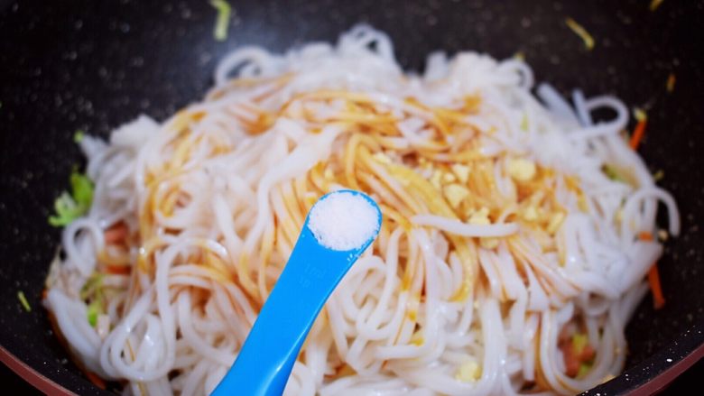炒河粉,加入盐,翻炒均匀