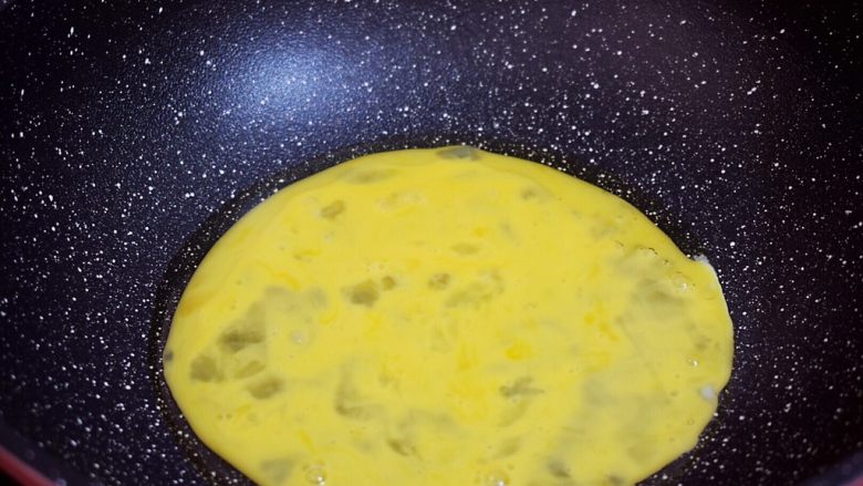 炒河粉,锅中倒入适量的食用油烧热,倒入鸡蛋液