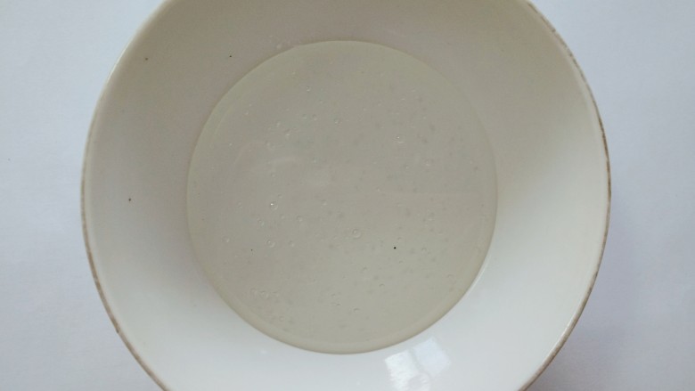 糖霜栗子,把糖浆倒入碗中。