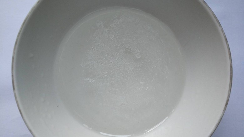 糖霜栗子,放入微波炉化开至80度成糖水
