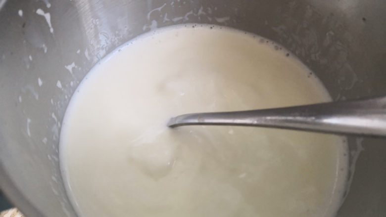 牛奶椰丝小方,至牛奶沸腾,