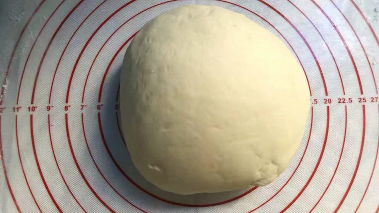 豆腐包子,把发酵好的面团移至面板上,揉出气泡,俗称排气(要多揉一会,包子做出来才会光滑)