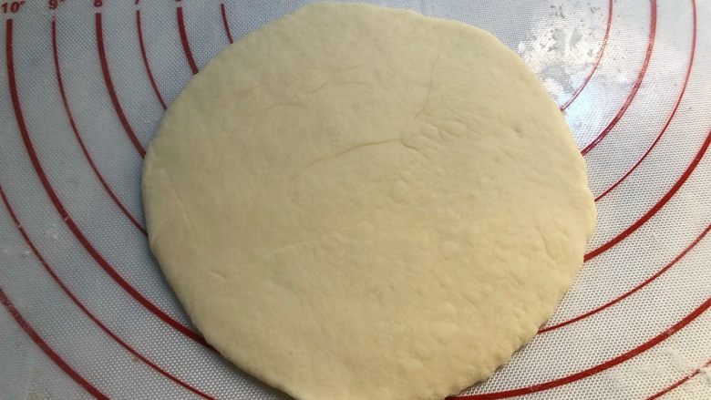 豆腐包子,取一块面团,擀成薄片