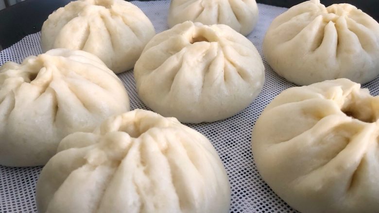 豆腐包子,焖5分钟再打开,香的很哦!