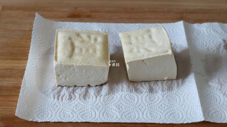 肉丸豆腐砂锅煲,<a style='color:red;display:inline-block;' href='/shicai/ 4986'>老豆腐</a>冲洗一下用厨房纸吸干表面水分;