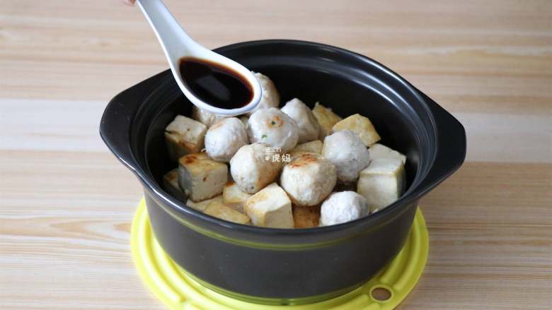 肉丸豆腐砂锅煲,然后肉丸也倒入砂锅里,再加2大勺<a style='color:red;display:inline-block;' href='/shicai/ 788'>生抽</a>;