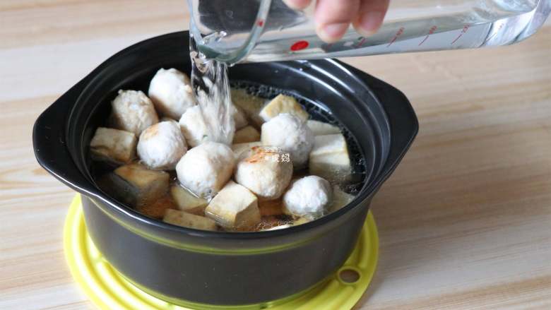 肉丸豆腐砂锅煲,倒入适量热开水;
