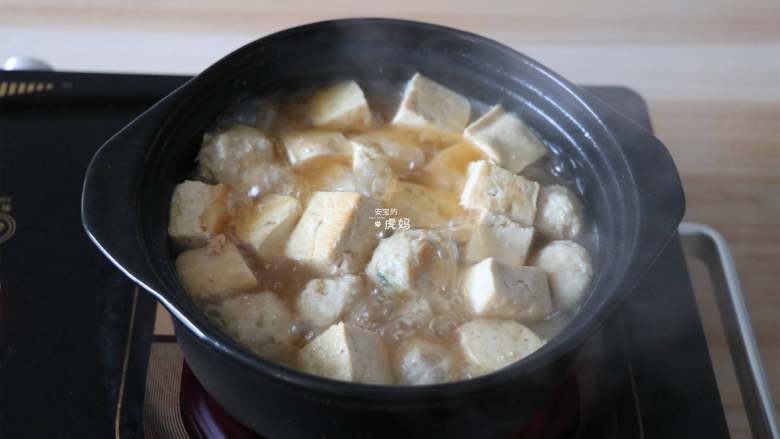 肉丸豆腐砂锅煲,加热炖煮3-5分钟;