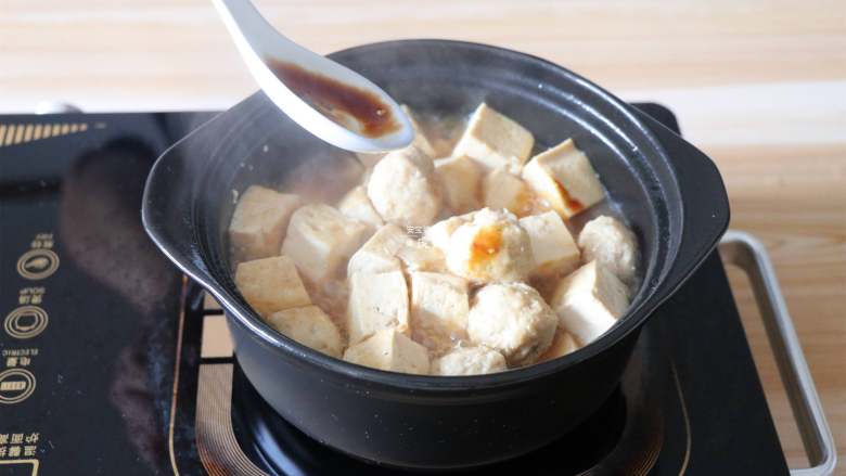肉丸豆腐砂锅煲,加入一大勺<a style='color:red;display:inline-block;' href='/shicai/ 721'>蚝油</a>拌均匀;