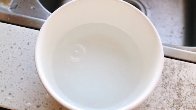 虾皮蒸蛋-1岁以上宝宝辅食,烧一壶开水,倒入三分之一碗的水。(用开水可以蒸的更细腻,不会有气泡)