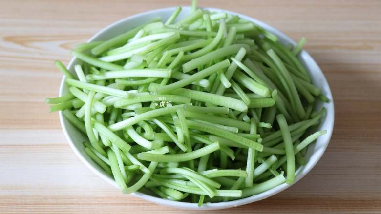 香肠炒红薯梗,红薯梗去叶、撕去表皮折成段洗净沥干水分;