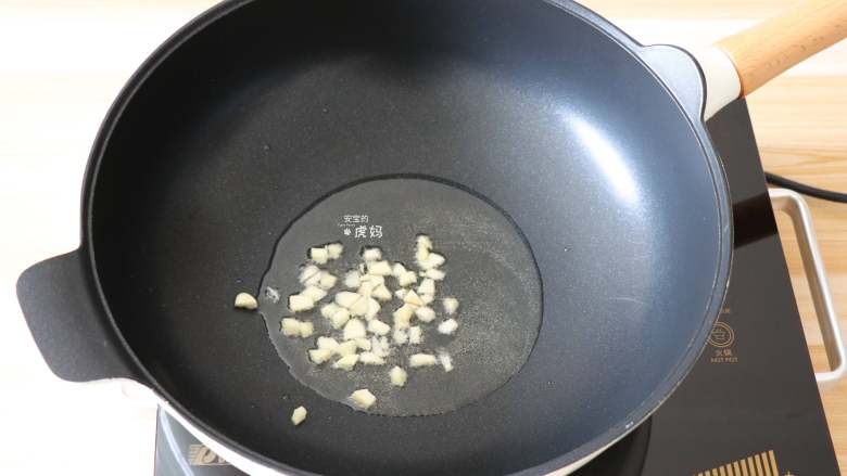 香肠炒红薯梗,倒入蒜末煸炒出香味;