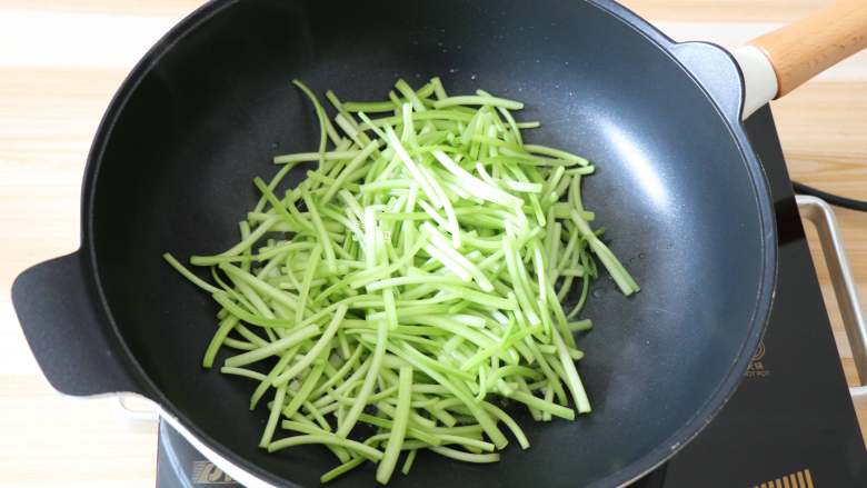 香肠炒红薯梗,倒入红薯梗;