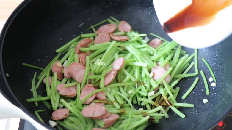香肠炒红薯梗,快出锅前加入<a style='color:red;display:inline-block;' href='/shicai/ 788'>生抽</a>、适量盐翻炒均匀即可;