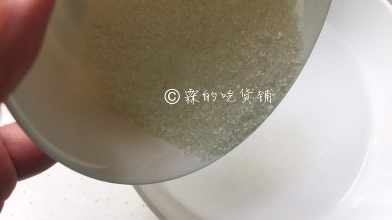 黑芝麻香脆小麻花,<a style='color:red;display:inline-block;' href='/shicai/ 3729'>白糖</a>加入温水中,搅拌至融化,备用